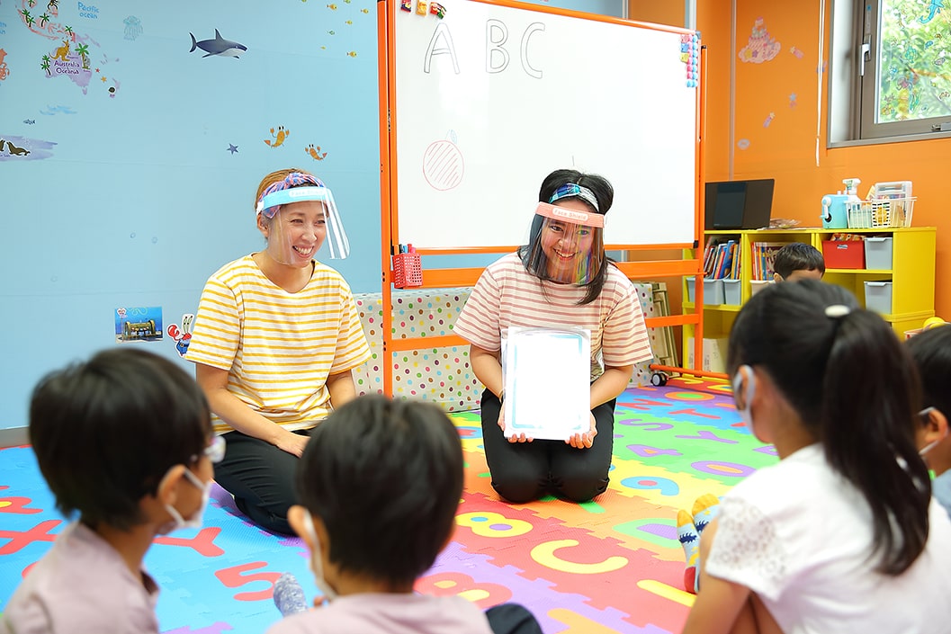 子供たちに教えている先生