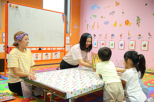 先生から教わる子供たち