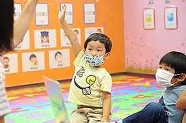 問題に答える子供